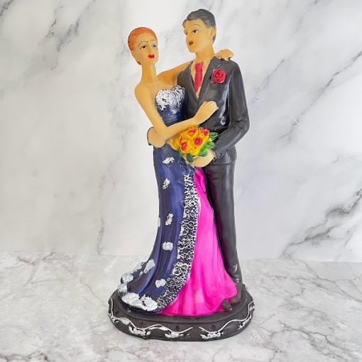 Romantic Love Couple Statue
