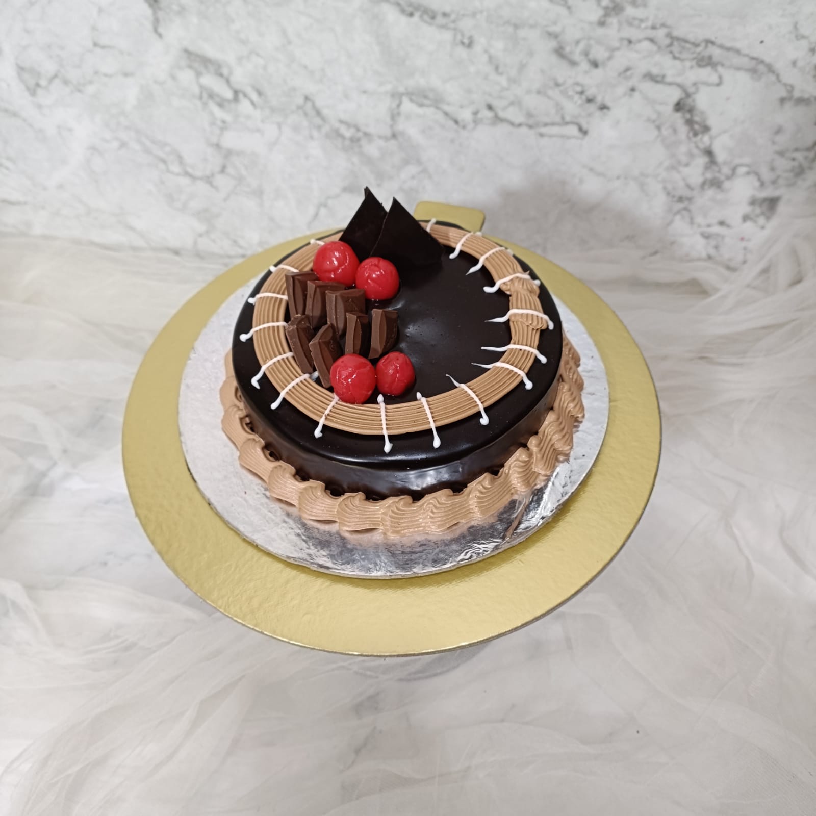 Buy/send Crunchy Kitkat pastry Cake order online in Vijayawada | CakeWay.in